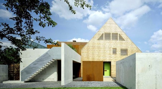 Residencia multigeneracional tradicional y contemporánea.